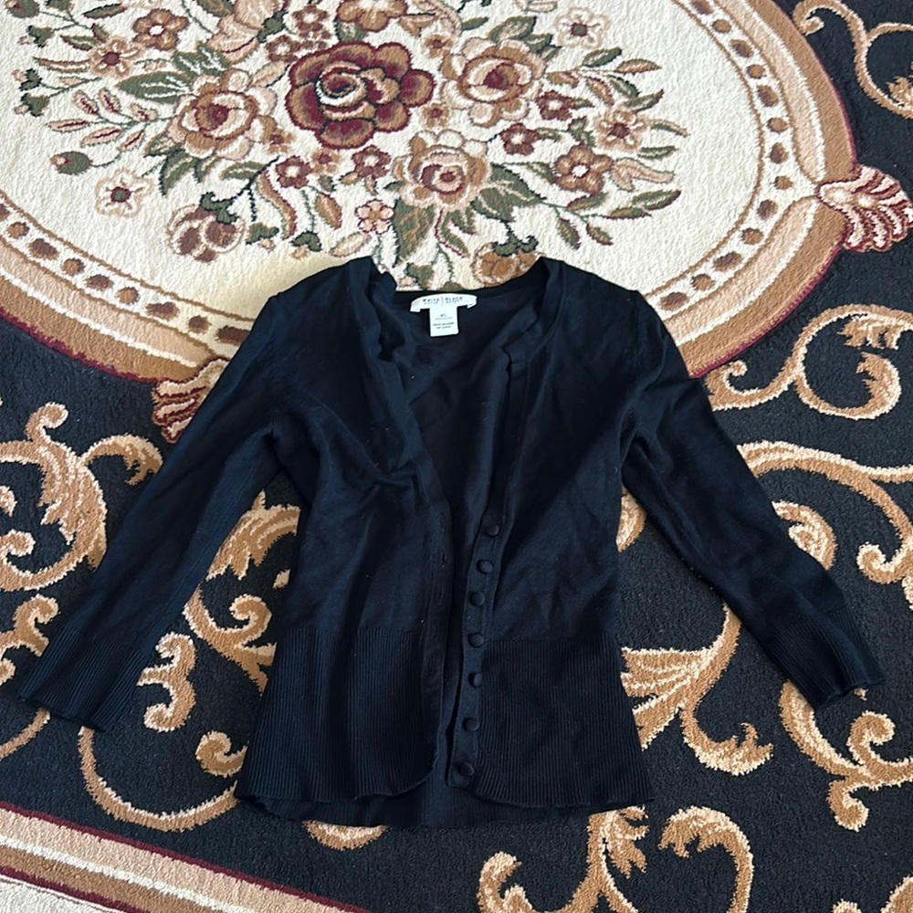 XS black house white market cardi